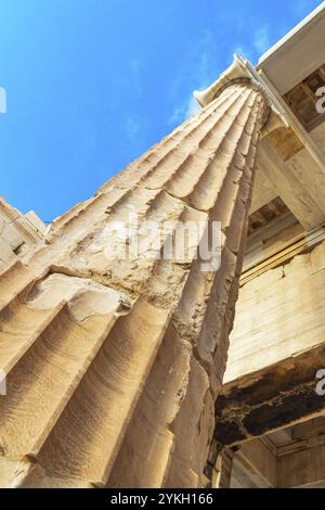 Détails figures sculptures colonnes de l'Acropole d'Athènes avec des ruines étonnantes et belles Parthénon et bleu ciel nuageux dans la capitale grecque Athen Banque D'Images