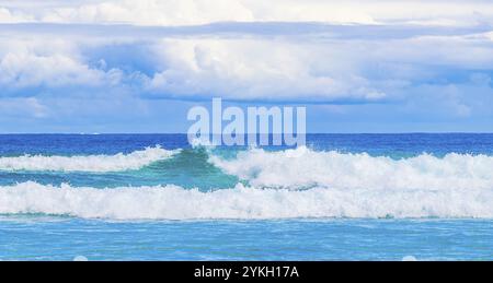 Fortes vagues à l'incroyable plage Praia de Lopes Mendes sur la grande île tropicale Ilha Grande à Angra dos Reis Rio de Janeiro Brésil Banque D'Images