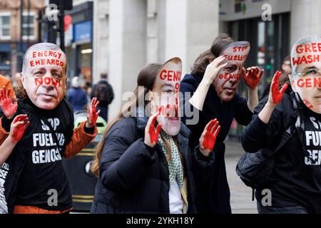 16 novembre 2024. Londres, Royaume-Uni. Marche pour la justice climatique mondiale. Des manifestants portant les masques du président azerbaïdjanais Ilham Aliyev défilent sur les bureaux de la compagnie pétrolière d'État SOCAR. Manifestants portant des masques du Président Ilham Aliyev de l'Azerbaïdjan devant les bureaux de la compagnie pétrolière SOCAR de SATE. Une grande alliance d’organisations de justice climatique marche à Londres pour exiger la fin des combustibles fossiles et la complicité du Royaume-Uni dans le génocide de Gaza. Des milliers de personnes se rassemblent alors que la COP29 se déroule pour appeler le gouvernement britannique à éliminer progressivement les combustibles fossiles, à payer des réparations climatiques et à imposer un embargo sur les armes à Israël. Des milliers de personnes sont descendues dans les rues de Banque D'Images