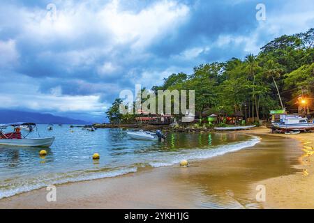 La grande île tropicale Ilha Grande Abraao plage à Angra dos Reis Rio de Janeiro Brésil Banque D'Images