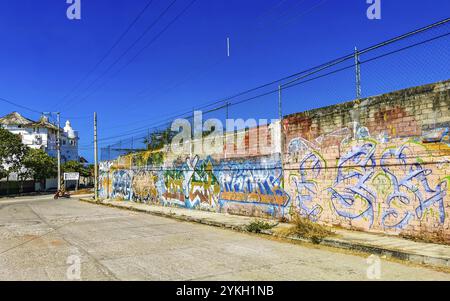 Puerto Escondido Oaxaca Mexique 15. Février 2023 typique belle route touristique colorée de rue et trottoir avec des bâtiments de circulation de voitures de ville chaud Banque D'Images