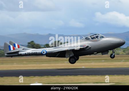 De Havilland DH100 Vampire T35 jet avion au décollage à ailes au-dessus de l'aérodrome de la hotte à l'Airshow Wairarapa, Masterton, Nouvelle-Zélande. Jet Vintage Banque D'Images