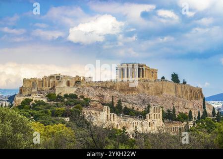 Acropole d'Athènes sur la colline avec des ruines étonnantes et belles Parthénon et ciel nuageux bleu dans la capitale de la Grèce Athènes en Grèce Banque D'Images