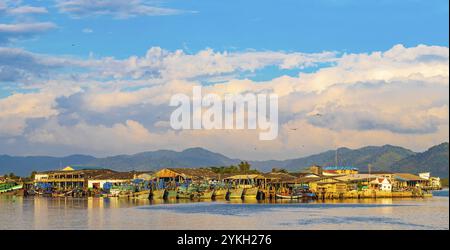 Vieux bateaux de pêcheurs thaïlandais et port industriel au paradis tropical vue panoramique du paysage de la mer à Bang Rin Ranong Thaïlande Banque D'Images