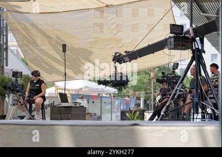 L'équipe de tournage installe des caméras à l'ombre pendant la foire d'août de Malaga Banque D'Images