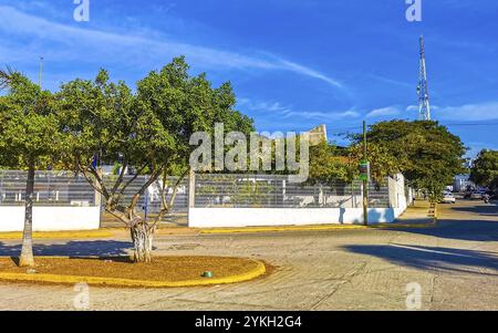 Puerto Escondido Oaxaca Mexique 20. Janvier 2023 typique belle route touristique colorée de rue et trottoir avec la ville de voitures de la vie des bâtiments de trafic hote Banque D'Images