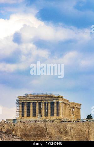 Acropole d'Athènes sur la colline avec des ruines étonnantes et belles Parthénon et ciel nuageux bleu dans la capitale de la Grèce Athènes en Grèce Banque D'Images