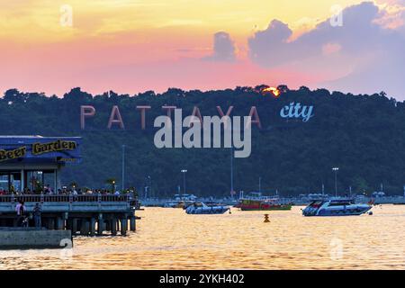 Pattaya Chon Buri Thaïlande 27. Octobre 2018 Pattaya nom de la ville signe letterig lettres sur la colline à Pattaya Bang Lamung Amphoe Chon Buri Thaïlande à Southe Banque D'Images