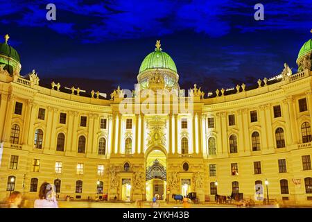 La Hofburg vu de Michaelerplatz, grand angle de vue au crépuscule.Vienne.L'Autriche. Banque D'Images