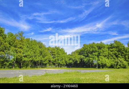 Ciel bleu avec des nuages chimiques ciel chimique et chemtrails le jour ensoleillé à Leherheide Bremerhaven Allemagne Banque D'Images