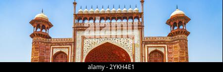 Taj Mahal à Agra India Grande porte rouge architecture étonnante et les détails du plus beau bâtiment Banque D'Images