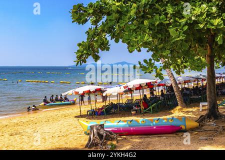 Pattaya Chon Buri Thaïlande 25. Octobre 2018 vagues de plage tropicales eau sable gens bateau palmiers et gratte-ciel à Jomtien Beach Pattaya Bang Lamun Banque D'Images