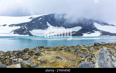 Galdhopiggen enneigé en été à Jotunheimen Lom en Norvège est la plus grande et la plus haute montagne de Norvège et de Scandinavie avec 2469 mètres Banque D'Images