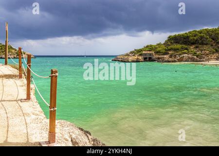 Plage turquoise et baie de Cala Samarador Amarador à Majorque Îles Baléares Espagne Banque D'Images