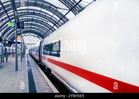 Train à grande vitesse moderne prête à s'écarte de la gare.L'Allemagne Banque D'Images