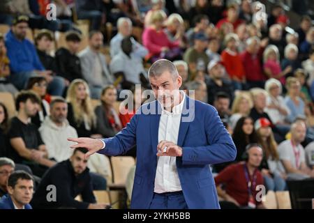 Monaco, Monaco. 17 novembre 2024. Guillaume Vizade, entraîneur du Mans, réagit lors du championnat de france Betclic Elite entre L’AS Monaco et le Mans en salle Gaston médecin à Monaco. Score final : AS MONACO 74 - 86 LE MANS (photo Laurent Coust/SOPA images/SIPA USA) crédit : SIPA USA/Alamy Live News Banque D'Images