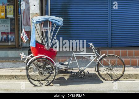 Bangkok Thaïlande 26. Janvier 2020 Vieux vélo rickshaw rikshaw trishaw à Don Mueang Bangkok Thaïlande Banque D'Images