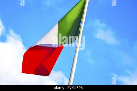 Drapeau rouge blanc vert mexicain avec ciel bleu et nuages à Playa del Carmen Quintana Roo Mexico Banque D'Images