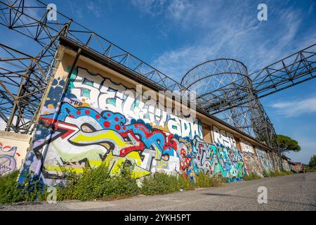 Rome, Italie - 29 mai 2024 : zone industrielle de Rome : garages couverts de graffitis le long de Riva Ostiense. Banque D'Images