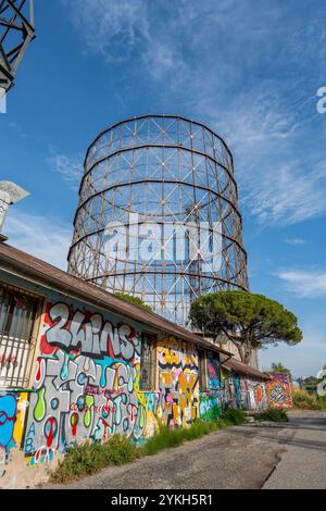 Rome, Italie - 29 mai 2024 : zone industrielle de Rome : garages couverts de graffitis le long de Riva Ostiense. Banque D'Images