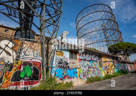 Rome, Italie - 29 mai 2024 : zone industrielle de Rome : garages couverts de graffitis le long de Riva Ostiense. Banque D'Images