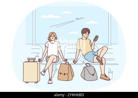 Un couple heureux avec des valises à l'aéroport prêtes pour les vacances d'été. Homme souriant et femme avec des bagages enthousiastes à l'idée de voyager. Concept du tourisme. Banque D'Images