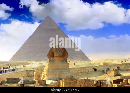 Grandes pyramides anciennes et actuelles de la ville de Gizeh, banlieue de la ville du Caire. L'Égypte. Banque D'Images