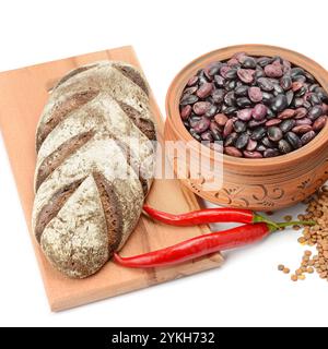 Pain de grain , haricot, lentilles non cuites isolées sur fond blanc. Aliments biologiques et sains. Banque D'Images