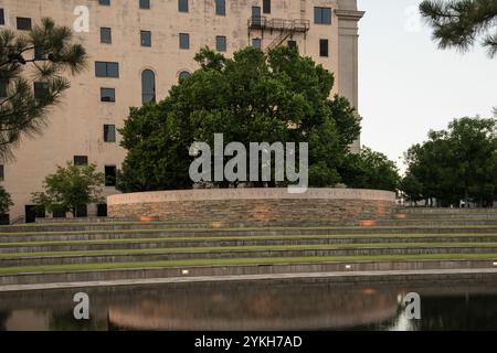 Extérieurs, intérieurs et artefacts au mémorial national et musée d'Oklahoma City. L'attentat à la bombe d'Oklahoma City était un attentat à la bombe perpétré contre un camion piégé perpétré à l'intérieur du bâtiment fédéral Alfred P. Murrah à Oklahoma City, Oklahoma, États-Unis, le 19 avril 1995, le deuxième anniversaire de la fin du siège de Waco. L'attentat à la bombe reste l'acte de terrorisme national le plus meurtrier de l'histoire des États-Unis. Banque D'Images