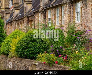 Détail des bâtiments à Vicars près de la cathédrale de Wells dans le Somerset Angleterre Royaume-Uni la plus ancienne rue résidentielle d'Europe avec des bâtiments intacts. Banque D'Images