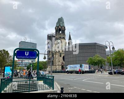 L'église commémorative Kaiser Wilhelm. Breitscheidplatz, City West, Berlin, Allemagne. 5 octobre 2023. Banque D'Images