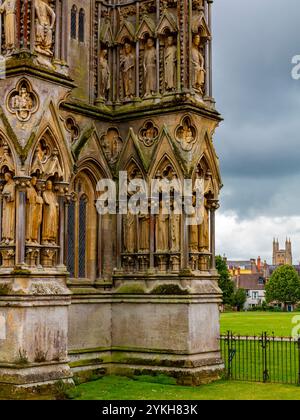 Détail de l'extérieur en pierre sculptée de la cathédrale de Wells dans le Somerset Angleterre Royaume-Uni une cathédrale médiévale construite dans le style gothique et un bâtiment classé grade 1 Banque D'Images