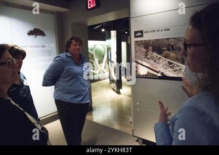 Extérieurs, intérieurs et artefacts au mémorial national et musée d'Oklahoma City. L'attentat à la bombe d'Oklahoma City était un attentat à la bombe perpétré contre un camion piégé perpétré à l'intérieur du bâtiment fédéral Alfred P. Murrah à Oklahoma City, Oklahoma, États-Unis, le 19 avril 1995, le deuxième anniversaire de la fin du siège de Waco. L'attentat à la bombe reste l'acte de terrorisme national le plus meurtrier de l'histoire des États-Unis. Banque D'Images