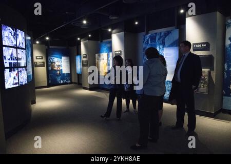 Extérieurs, intérieurs et artefacts au mémorial national et musée d'Oklahoma City. L'attentat à la bombe d'Oklahoma City était un attentat à la bombe perpétré contre un camion piégé perpétré à l'intérieur du bâtiment fédéral Alfred P. Murrah à Oklahoma City, Oklahoma, États-Unis, le 19 avril 1995, le deuxième anniversaire de la fin du siège de Waco. L'attentat à la bombe reste l'acte de terrorisme national le plus meurtrier de l'histoire des États-Unis. Banque D'Images