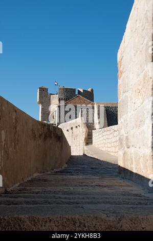 Vue le long des remparts de la ville, vieille ville, Dubrovnik, Dalmatie, Croatie, fort de l'Europe à Tned de ce tronçon. murs restaurés. Banque D'Images