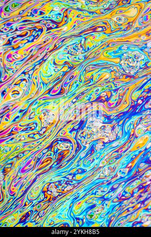 Gros plan sur un mouvement de bulle de savon comme une expérience scientifique montrant la diffraction de la lumière avec des formes et des formes colorées Banque D'Images