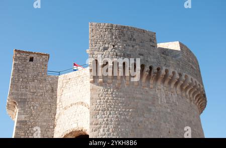 Tour Minceta, remparts de la vieille ville, Dubrovnik, Dalmatie, Croatie, Europe avec drapeau croate et collines environnantes Banque D'Images