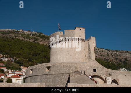 Tour Minceta, remparts de la vieille ville, Dubrovnik, Dalmatie, Croatie, Europe avec drapeau croate et collines environnantes Banque D'Images