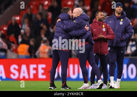 L'entraîneur-chef intérimaire de l'Angleterre, Lee Carsley, vu à temps plein avec son équipe, Ashley Cole et Joleon Lescott - Angleterre v Republic of Ireland, UEFA Nations League, Wembley Stadium, Londres, Royaume-Uni - 17 novembre 2024 Banque D'Images