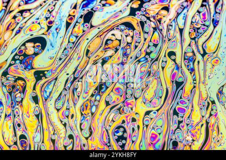 Gros plan sur un mouvement de bulle de savon comme une expérience scientifique montrant la diffraction de la lumière avec des formes et des formes colorées Banque D'Images