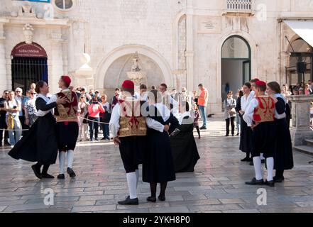 Danse folklorique croate, place Luza, vieille ville, Dubrovnik, Dalmatie, Croatie, Europe Banque D'Images