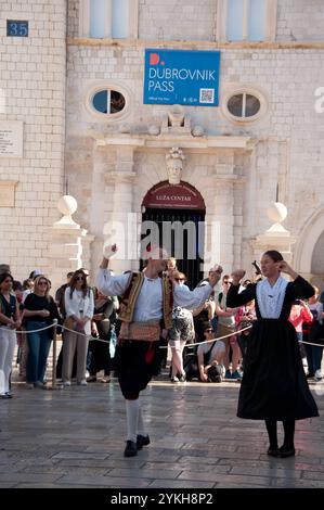 Danse folklorique croate, place Luza, vieille ville, Dubrovnik, Dalmatie, Croatie, Europe Banque D'Images