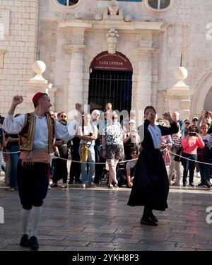 Danse folklorique croate, place Luza, vieille ville, Dubrovnik, Dalmatie, Croatie, Europe ; danse folklorique ; danse folklorique ; Raguse Banque D'Images