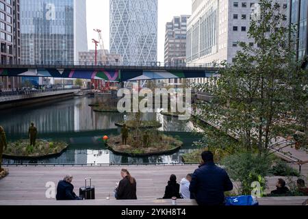 Projet de réaménagement de la transformation de Middle Dock au cœur du quartier financier de Canary Wharf, où les gens se détendent pendant leur journée de travail le 5 novembre 2024 à Londres, au Royaume-Uni. Canary Wharf est une zone située près de l'île des chiens dans le quartier londonien de Tower Hamlets et est définie par la Greater London Authority comme faisant partie du quartier central des affaires de Londres. Avec la City de Londres, elle constitue l'un des principaux centres financiers du Royaume-Uni et du monde, avec de nombreux immeubles de grande hauteur, dont le troisième plus haut du Royaume-Uni, One Canada Square. Banque D'Images