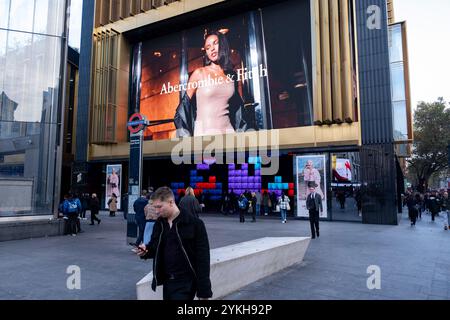 La marque de mode Abercrombie & Fitch fait de la publicité sur un panneau d'affichage numérique à grande échelle à l'extérieur du bâtiment Outernet le 4 novembre 2024 à Londres, au Royaume-Uni. Outernet London est un nouveau quartier de divertissement récemment ouvert dans le West End. C'est le plus grand espace d'exposition numérique en Europe avec des écrans LED Ultra HD géants. Banque D'Images