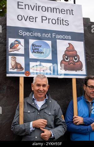 Les manifestants se rassemblent pour la marche pour l'eau potable organisée par River action UK à Westminster pour manifester contre l'état des rivières Britains et pour appeler le gouvernement actuel à légiférer en faveur de l'environnement car la mauvaise santé des rivières continue d'être un problème clé avec les compagnies d'eau autorisant les eaux usées dans les rivières et les problèmes dus au ruissellement agricole causant la pollution le 3 novembre 2024 à Londres, Royaume-Uni. Banque D'Images