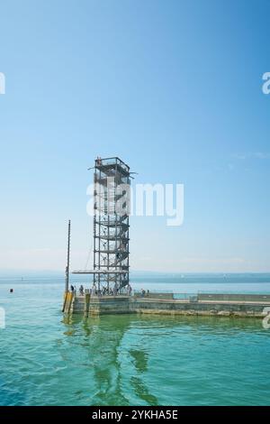 Le Moleturm avec quelques touristes à la jetée du port près de Friedrichshafen sur le lac de Constance, Bodensee en Allemagne Banque D'Images