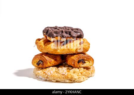 Une pile de pâtisseries avec une garniture de chocolat. Les pâtisseries sont disposées en forme de pyramide, la couche inférieure étant un croissant Uni, le milieu Banque D'Images