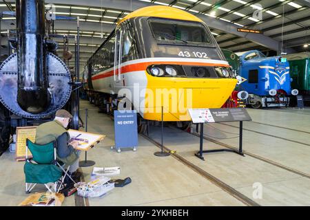 Artiste peignant un train à grande vitesse InterCity 125 1978 classe 43 moteur diesel à Locomotion Shildon près de Darlington County Durham Angleterre GB Europe Banque D'Images