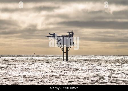 Hélicoptère a atterri sur la plate-forme pétrolière offshore dans la mer. Banque D'Images